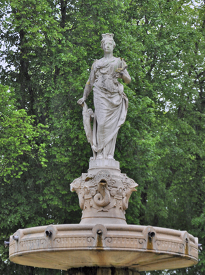 Statue par Decorchemont représentant Poppa, fille du comte du Bessin, Bérenger, concubine de Rollon et mère des ducs de Normandie érigée en 1891 au sommet d’une fontaine construite au centre de la Place du château, actuelle Place de Gaulle. Elle rappelle les amours bayeusaines de Rollon et son rôle capital dans la dynastie normande, ainsi que l’emplacement du château. (Photo Rodolphe Corbin © Patrimoine Normand)