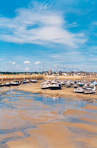 Port-Bail - Le Havre recouvert aux grandes marées et le port de plaisance qui peut accueillir 200 bateaux. (Photo Isabelle Audinet  Patrimoine Normand.)