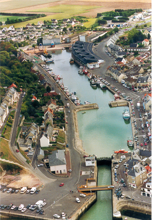 Vue aérienne de Port-en-Bessin. (© Photo Y. Guéret - Roméo India PVA.)