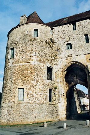 L’imposante Porte des Cordeliers, construite par Pierre du Pont d’Ouilly au XIIIe siècle, domine le Val d’Ante ; c’est la seule des six portes de la ville à conserver son caractère défensif originel. Seule, une de ses deux tours flanquantes a disparu. (Photo Georges Bernage © Patrimoine Normand)