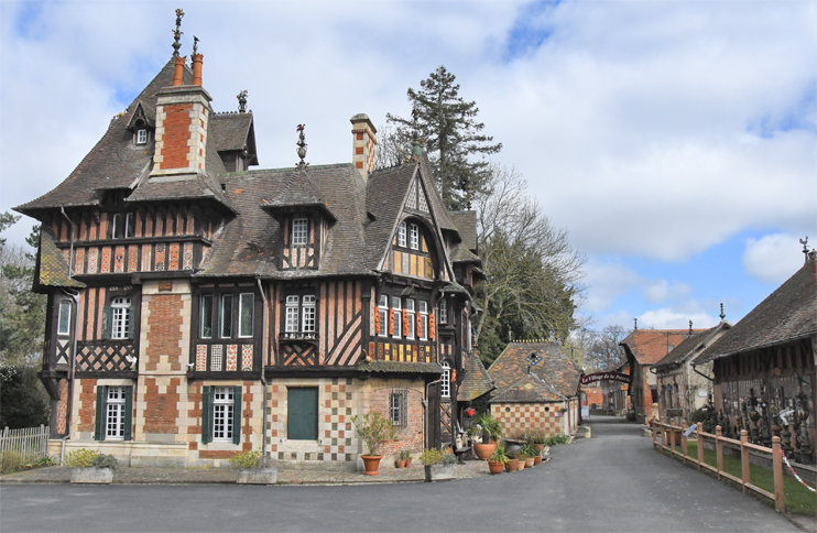 La poterie du Mesnil-de-Bavent. Le manoir néo-gothique abrite le logement du patron. (Photo Rodolphe Corbin © Patrimoine Normand)