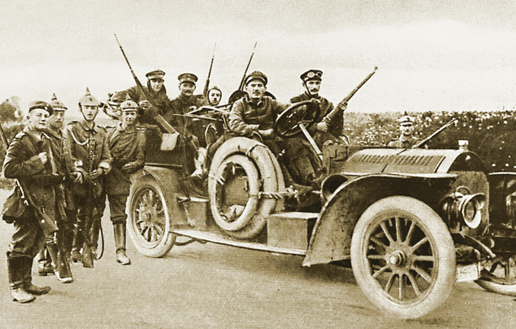 C’est avec des voitures d’un type similaire qu’un groupe d’une vingtaine de Uhlans a essayé de faire sauter les ponts d’Oissel, sur la Seine, en septembre 1914, dans une épopée rocambolesque. (Coll. Ysec Éditions)