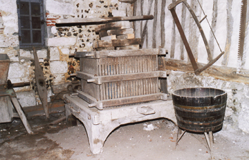 Pressoir à claies d’où s’écoule le jus de pommes. (Photo Alexandre Vernon © Patrimoine Normand.)