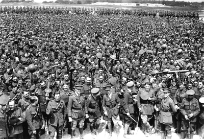 Au camp du Madrillet, au sud de Rouen, des milliers de soldats britanniques transitent avant leur départ pour la Somme ou la Flandre. Rouen est donc un objectif de choix pour l’aviation allemande. (© IWM Q3278)