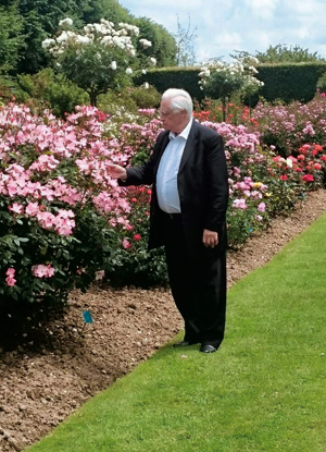 Le prince Hani Kayali dans sa roseraie du château de Mesnil-Geoffroy. (© Isabelle Migaszewski)