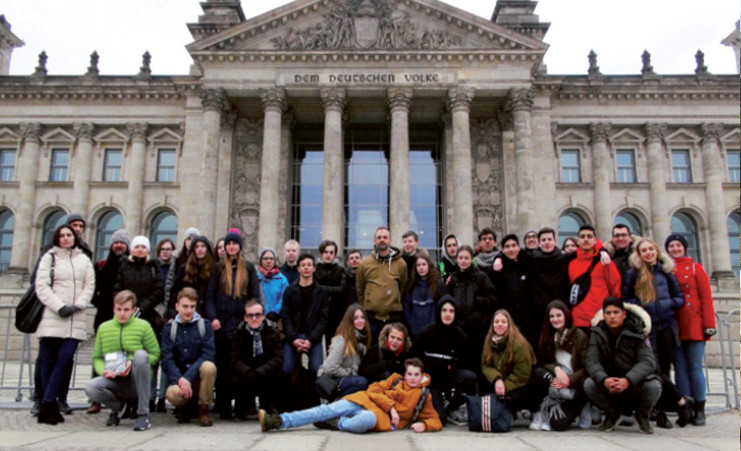 Les trente élèves qui ont participé au projet, devant le Reichstag à Berlin. (© Ludovic Cahagnier)