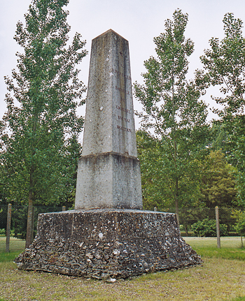 Pyramide commémorative de la bataille de Cocherel sur la route de Hardencourt. (Photo Alexandre Vernon © Patrimoine Normand)