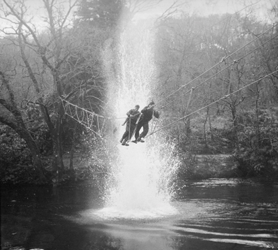 Les Rangers à Achnacarry se sont entraînés comme les Anglais et les Français. Nous voyons ici, en janvier 1943, des commandos traverser une rivière sur un pont de singe et pris sous de violents tirs d’artillerie. (H 26620, IWM)