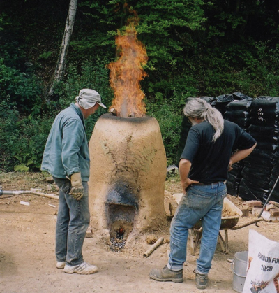 Archéologie expérimentale : reconstitution d'un bas-fourneau. (© Le Savoir & Le Fer)