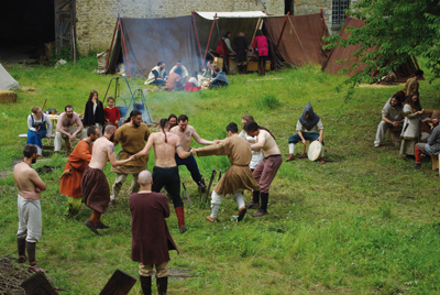 Rassemblement viking pour célébrer Litha, la fête de l’été, en 2016. La danse des épées. (© Stéphane William Gondoin)