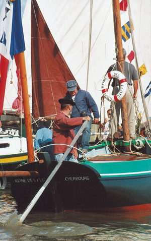 Navigation à la godille dans le port de Dives, comme au bon vieux temps de la marine à voile ! (Photo Thierry Georges Leprévost © Patrimoine Normand)