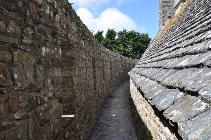 Les remparts du château fort de Pirou. (Photo Rodolphe Corbin © Patrimoine Normand).