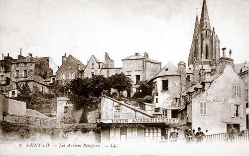 Cette vue ancienne montre bien que les remparts étaient entièrement cachés par les maisons. (Carte postale © Archives Départementales de la Manche, Saint-Lô.)