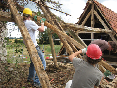 Le manoir de la Cour du Mont à Duclair. Chantier de restauration avec des jeunes bénévoles en 2009. (© Mathieu Bidaux)