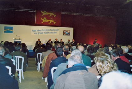 À?Beuvron-en-Auge, le 14 décembre, il y avait foule pour soutenir la réu­ni­fi­cation. (© Patrimoine Normand)