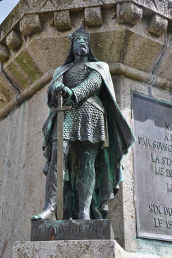 Statue du duc Richard II, frère d'Emma, piédestal de la statue de Guillaume le Conquérant, à Falaise. (Photo Rodolphe Corbin © Patrimoine Normand)