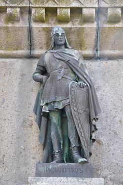 Richard III. Socle de la statue de Guillaume le Conquérant, à Falaise. (Photo Rodolphe Corbin © Patrimoine Normand)