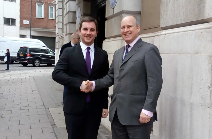 Romain Bail, Maire de Ouistreham, présente le projet de Centre des relations franco-britanniques (CRFB) à l’arrière-petit-fils de Winston Churchill. (© Mairie de Ouistreham).