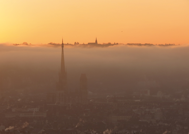Quand l’aube se lève sur la vénérable cathédrale de Rouen. En 2028, elle sera peut-être au centre de la capitale européenne de la culture... (© Stéphane William Gondoin)