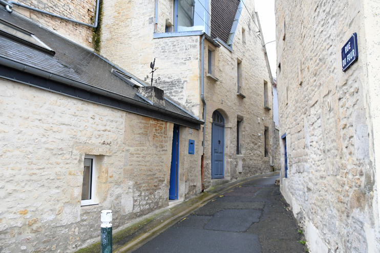 Caen - Rue du Four : c’est au XVIIIe siècle qu’un arrêté de la ville oblige à marquer le nom des rues aux murs des maisons faisant angle. (Photo Rodolphe Corbin © Patrimoine Normand).