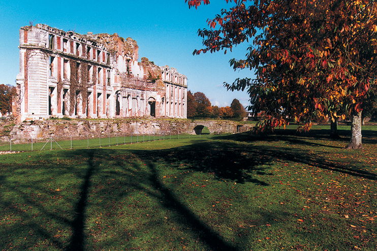 Ruines imposantes du château de la Ferté-Vidame, construit par Le Carpentier, sur demande de Jean-Joseph de Laborde, à la fin du XVIIIe siècle. (Photo Éric Bruneval © Patrimoine Normand.)