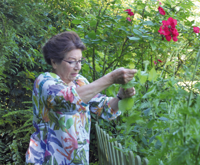 Sabine Dunais entretient elle-même son jardin. (© Thierry Georges Leprévost)