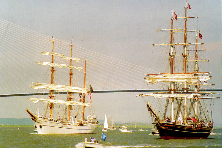 Le « Sagrès II » et le « Stad Amsterdam », clipper hollandais au long cours, côte à côte après avoir passé sous le pont de Normandie. (Photo Alexandre Vernon © Patrimoine Normand.)