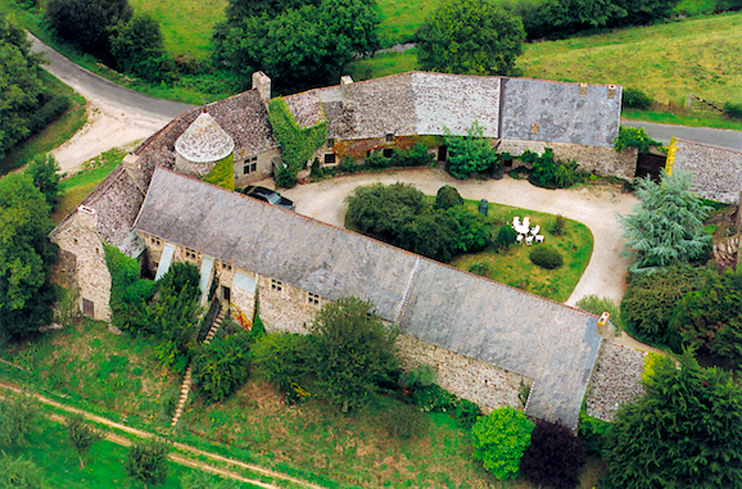 Le Manoir du But, au sud des Pieux, est établi sur un éperon dominant un étang alimenté par le petit cours d'eau du But.  (© Yvonnick Guéret)