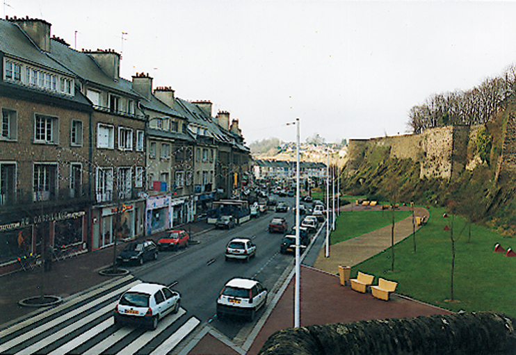 Saint-Lô - La rue Torteron, qui enserre l’Enclos au sud. (© Patrimoine Normand)