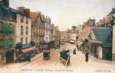 Saint-Lô - La rue Torteron, qui enserre l’Enclos au sud. (Carte postale © Archives Départementales de la Manche, Saint-Lô.)