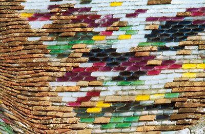 Couverture de tuiles aux couleurs mélangées de la chapelle Saint-Vigor . Détail au niveau de l’abside. (© Jeannine Rouch)