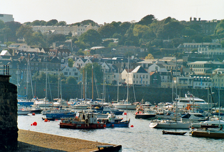 Le port de Saint-Pierre-Port, à Guernesey, en 2004. (© Thierry Georges Leprévost)