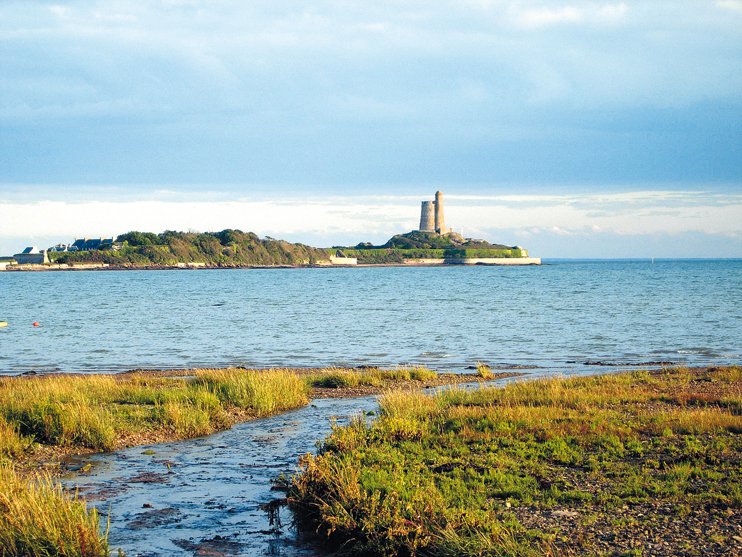 Les tours observatoires de Saint-Vaast-la-Hougue et de Tatihou