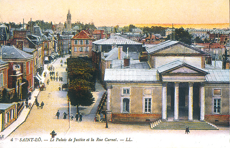 Vue du Palais de Justice, longé par la rue Carnot. Le palais date de 1823, conçu par Van Cleen-Put, selon un type classique à portique. La prison était derrière, sur les anciens remparts. (Carte postale © Archives Départementales de la Manche, Saint-Lô.)