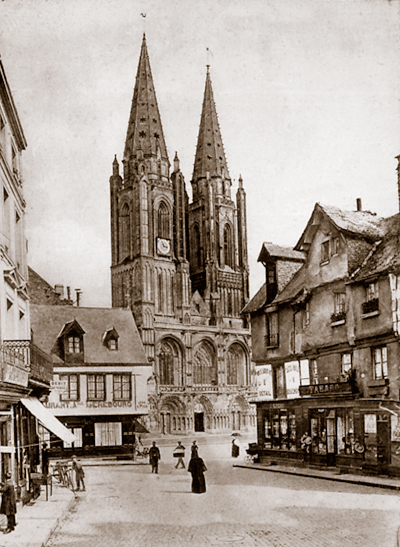 La rue Thiers. Elle aboutissait sur la place Notre-Dame, face à l’église. (Carte postale © Archives Départementales de la Manche, Saint-Lô.)