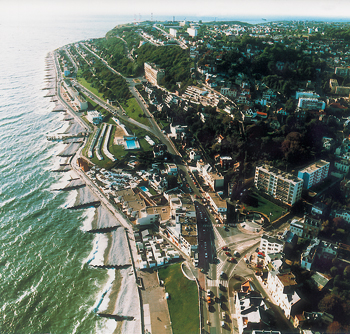 Vue aérienne de Sainte-Adresse. On aperçoit au fond le lotissement de Dufayel, quatre voies parallèles à la falaise, ainsi que le grand bâtiment du Nice Havrais. (Photo Eric Bruneval © Patrimoine Normand.)