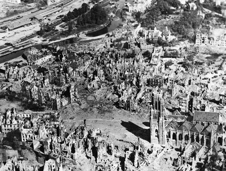 Gros plan sur le quartier de l’Enclos, le cours de la Vire dans le fond. (© US Air Force / Coll. Georges Bernage)