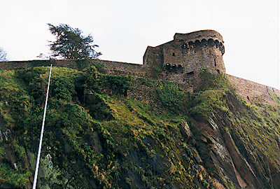 Vue de la Poterne, entièrement couverte de lierre. Située à l’ouest, elle fait face à la Vire et au pont qui l’enjambe. (Photo Éric Bruneval © Patrimoine Normand.)