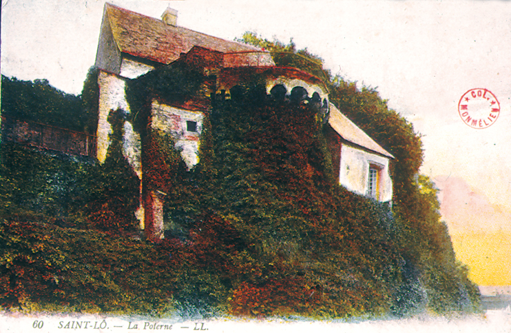 Vue de la Poterne, entièrement couverte de lierre. Située à l’ouest, elle fait face à la Vire et au pont qui l’enjambe. (Carte postale Archives Départementales de la Manche, Saint-Lô.)