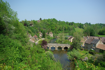 Saint-Céneri-le-Gérei - Le moulin du Pont et le pont, vus depuis le promontoire. (© Stéphane William Gondoin)