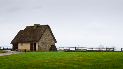 Une saline, bâtiment de production du sel, a été reconstituée au sein de l’écomusée de la baie du mont Saint-Michel. À l’arrière-plan, le mont le plus célèbre de Normandie. (© Laurent Ridel)