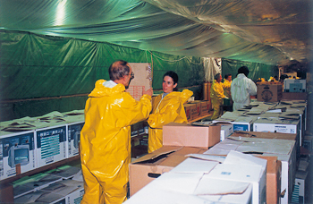 Réception des oiseaux mazoutés en cartons à l’annexe temporaire du C.H.E.N.E. à Yvetot. (Photo Éric Bruneval © Patrimoine Normand).