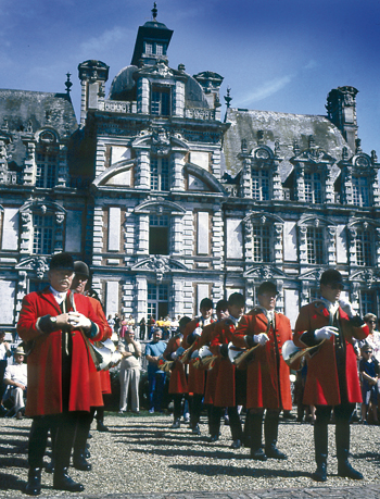 Les sonneurs de trompes devant le château de Beaumesnil. Fête de la vénerie en juillet 1992. (Photo Alexandre Vernon © Patrimoine Normand.)