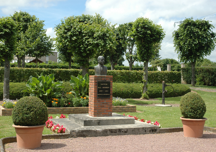 Square du souvenir à l'emplacement de la maison Derrien, à Argences. (© Ghislain Quétel)