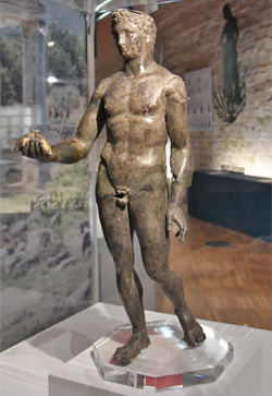 Statuette de Mercure, tôle d'argent. Retrouvée en 2007 dans la cella d’un petit temple (fanum) de Briga, cette statuette témoigne de la place privilégiée accordée à Mercure parmi les divinités vénérées dans la cité. Dieu protecteur du commerce, des marchands et messager des dieux, il occupait un rôle central dans le panthéon gallo-romain local. Eu (Seine-Maritime) , fin du Ier siècle vant J.-C. - début du Ier siècle après J.-C. (DRAC Normandie © Rodolphe Corbin)
