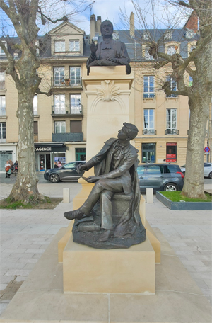 Le 11 mars 2024, la statue de Charles Demolombe a fait son retour place de la République à Caen. (Photo Rodolphe Corbin © Patrimoine Normand)