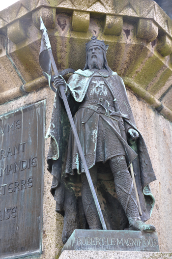 La statue de Robert le Magnifique sur le socle de celle du Conquérant. (Photo Rodolphe Corbin © Patrimoine Normand).