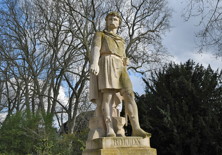 Cette statue de Rollon fut érigée à Rouen en 911 lors des cérémonies du millénaire de la Normandie. Outre ce monument, l’iconographie médiévale concernant Rollon est quasi inexistante. (Photo Rodolphe Corbin © Patrimoine Normand)