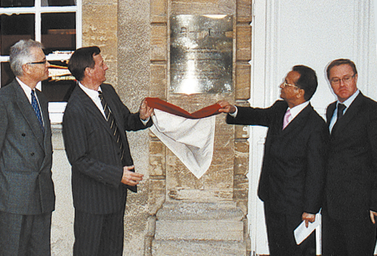 La plaque est dévoilée par le maire de Bayeux et M. Abdul Waheed Khan. (­­Photo Georges Benage © Patrimoine Normand)