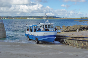 Le Tatihou II, véhicule amphibie, assure la liaison avec le continent. (© Stéphane William Gondoin)